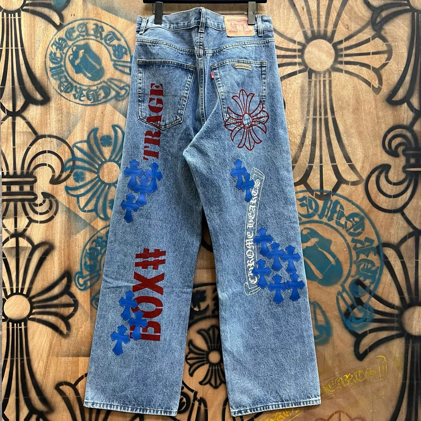 P610 Chrome Hearts Limited Series New City Limited Jeans Chrome Hearts City Limited Jeans vintage levis American made 501 505 517 base remake Levi's American 501 base imported sheepskin 925 silver remake Customers provide waist and pants length or height and weight. The studio will select the most suitable base for you to remake. There are many people doing remakes in the market. Don't belittle or comment. The difference is visible to the naked eye. See and compare for yourself #CHROME HEARTS Unisex style
